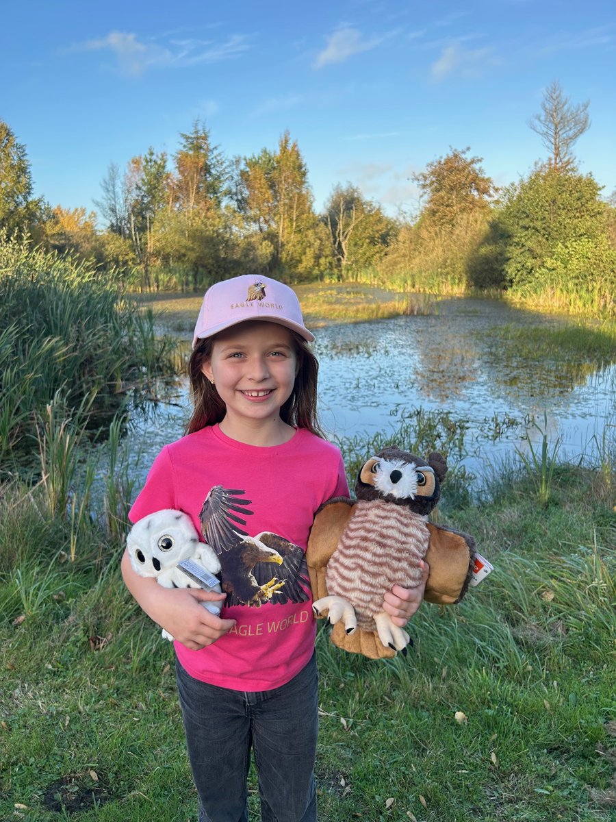 Pige i lyserød Eagle World T-shirt med ugle-bamser
